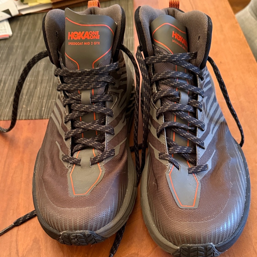 Hoka One gore/tex speedgoat mid two GTX. 8.5 men’s